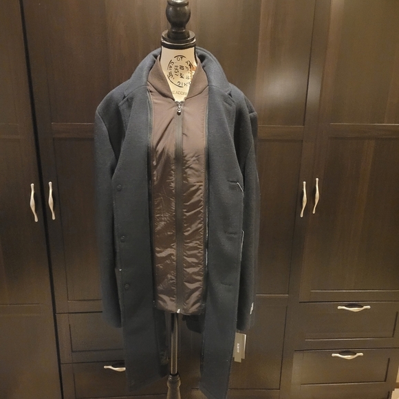 Men's Coat Buttoned Size Large Slim Fit With Zip up Liner that's Waterproof $695 - Picture 9 of 13